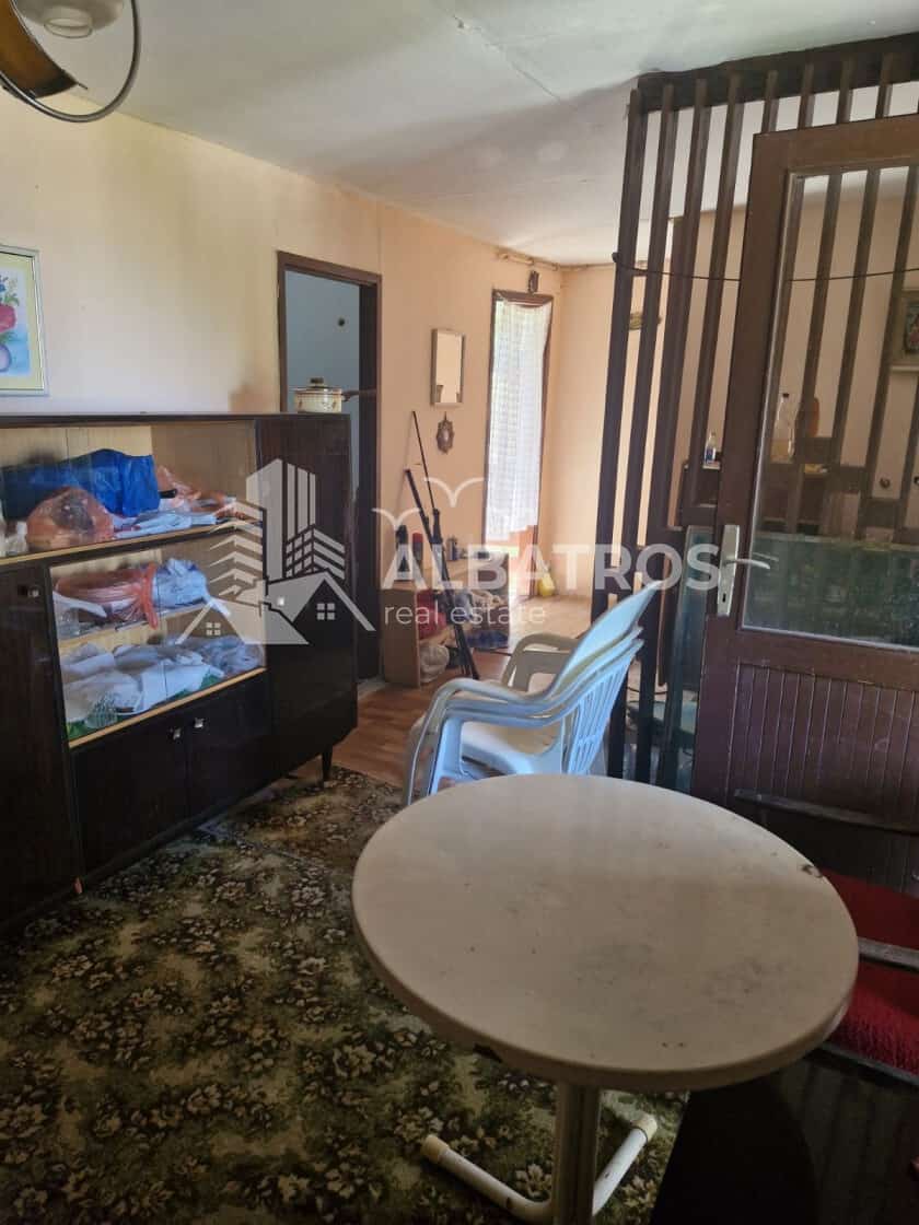 201 m² Plot with Demolition-Ready House in Utjeha, Bar