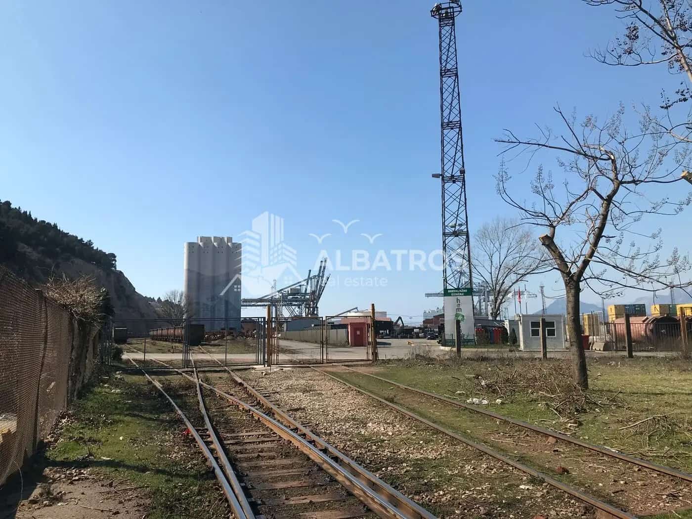 650 m² Commercial Complex for Rent Near the Port of Bar