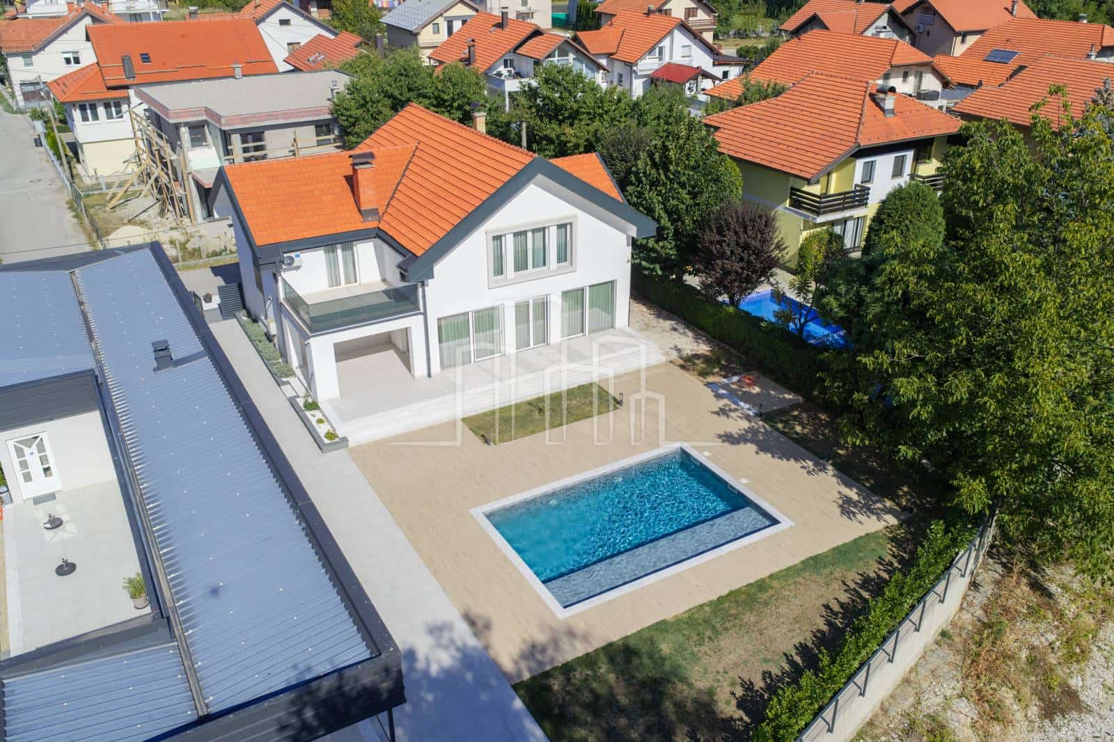 Spacious house for rent with an area of 600 m² in Sarajevo