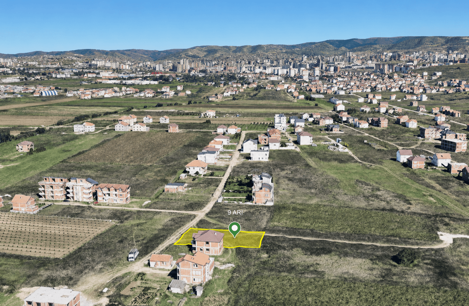 Në shitje: Parcelë prej 9 ari për shtëpi në Emshir 2