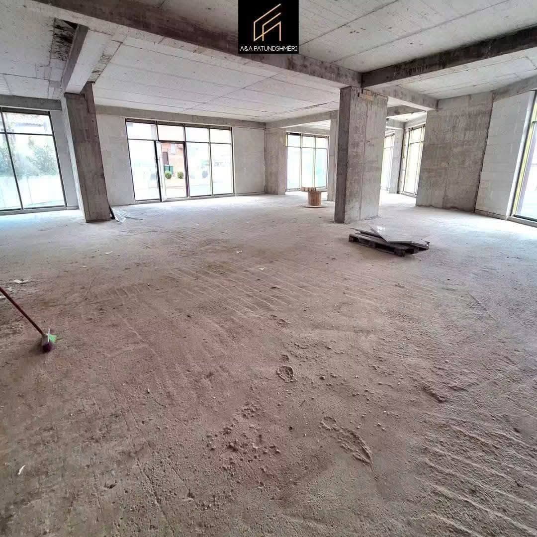 Lëshohet me qira lokali me sipërfaqe 455 m² te Kulla Rozë 5
