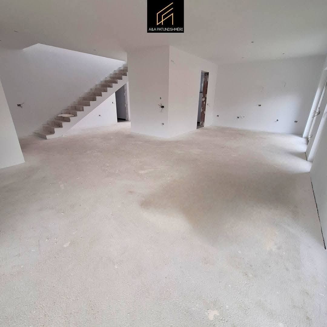 Spacious 261 m² single-bedroom house for sale in Prishtina 4