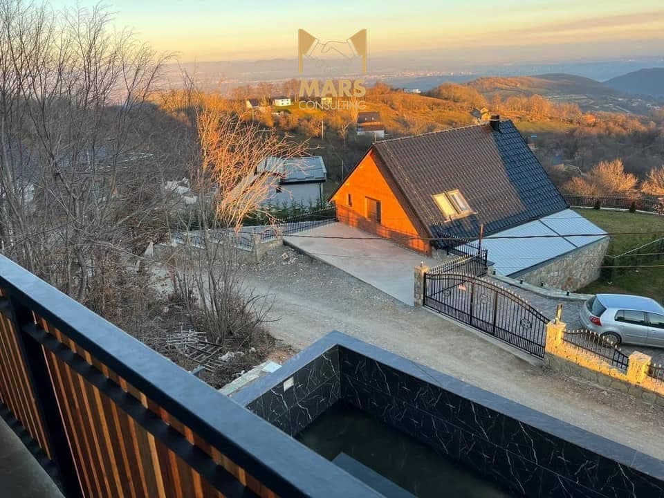 Super Vilë në Shitje me Pishinë  10
