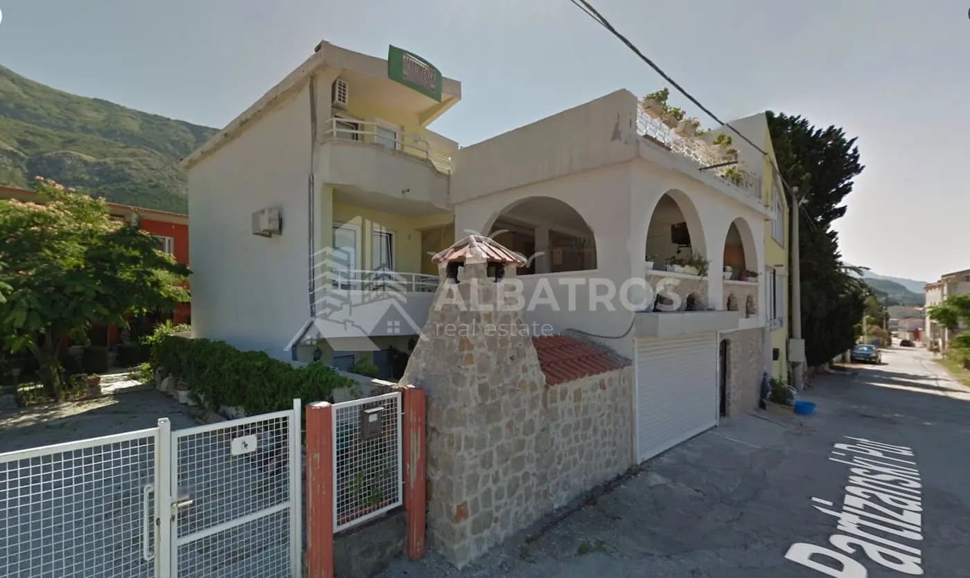 280 m² House with 18 Apartments for Rent in Sutomore 2
