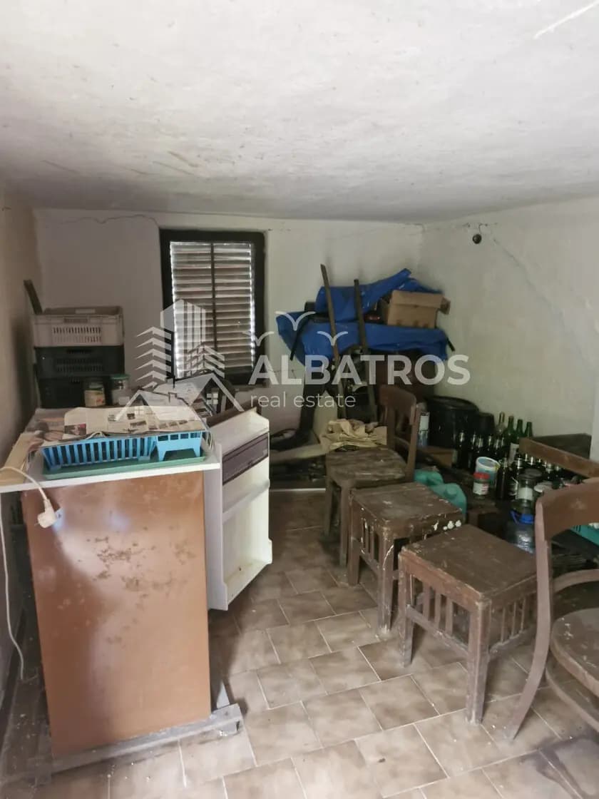 201 m² Plot with Demolition-Ready House in Utjeha, Bar 4
