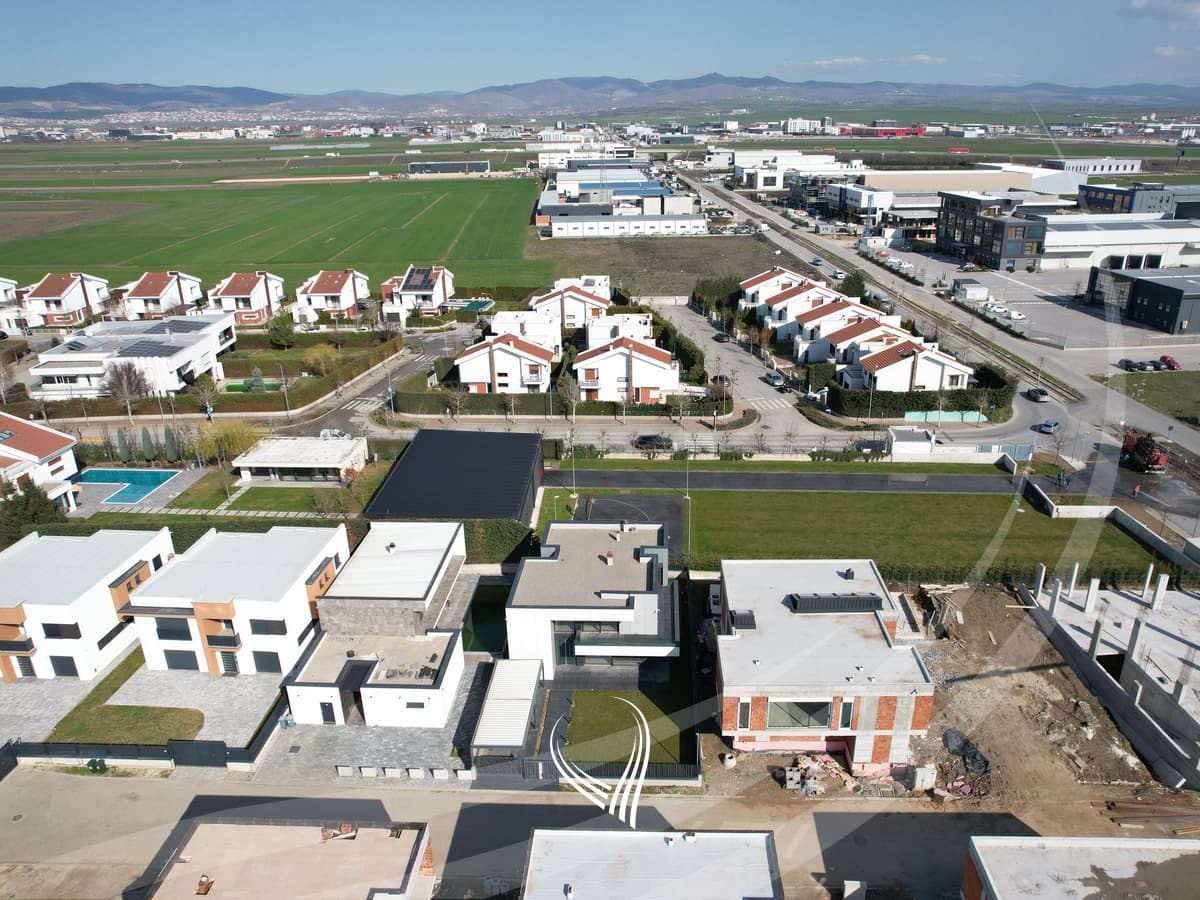 Shtëpi me 4 dhoma gjumi në shitje në Preoc – afër lagjes Marigona Residence 7