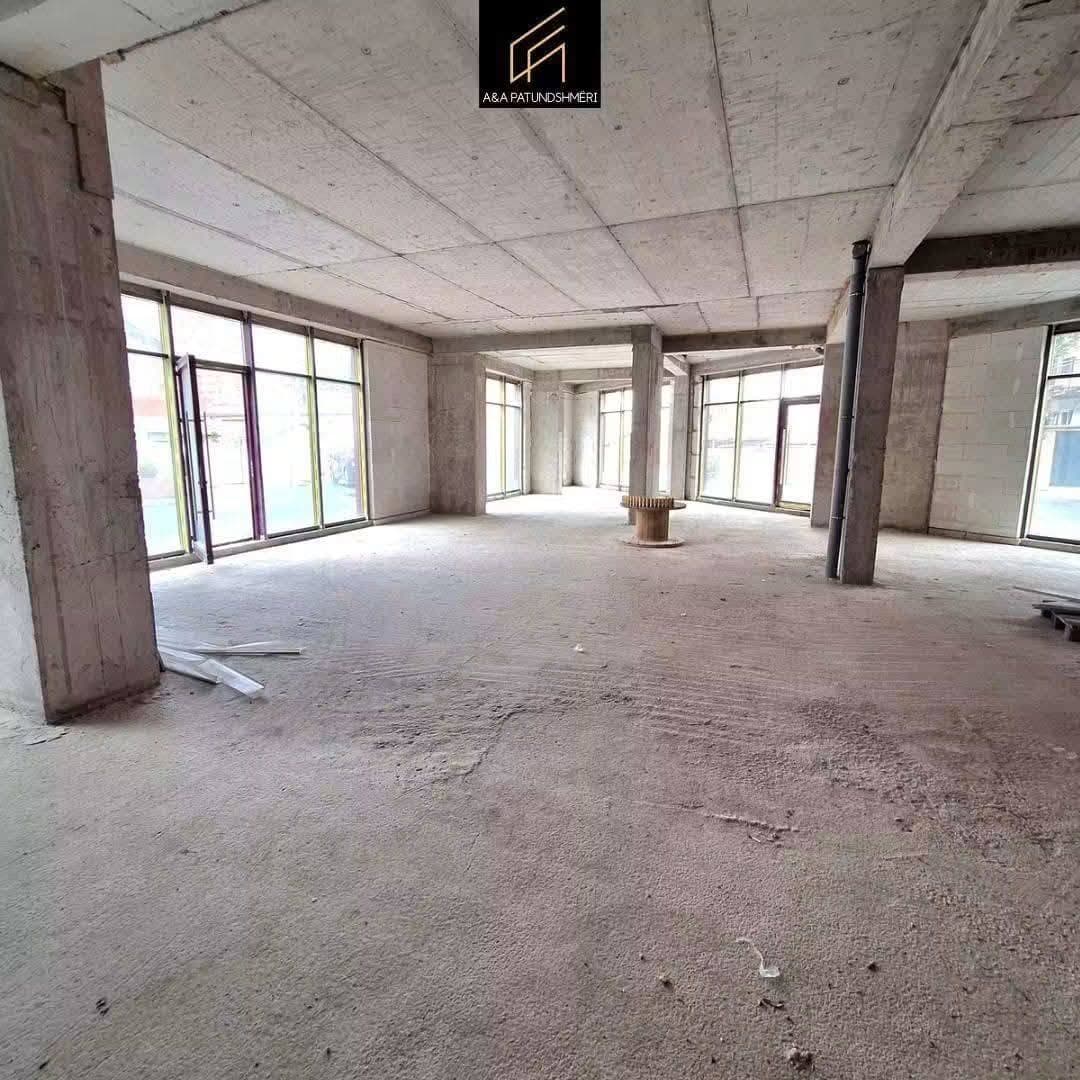 Lëshohet me qira lokali me sipërfaqe 455 m² te Kulla Rozë 6