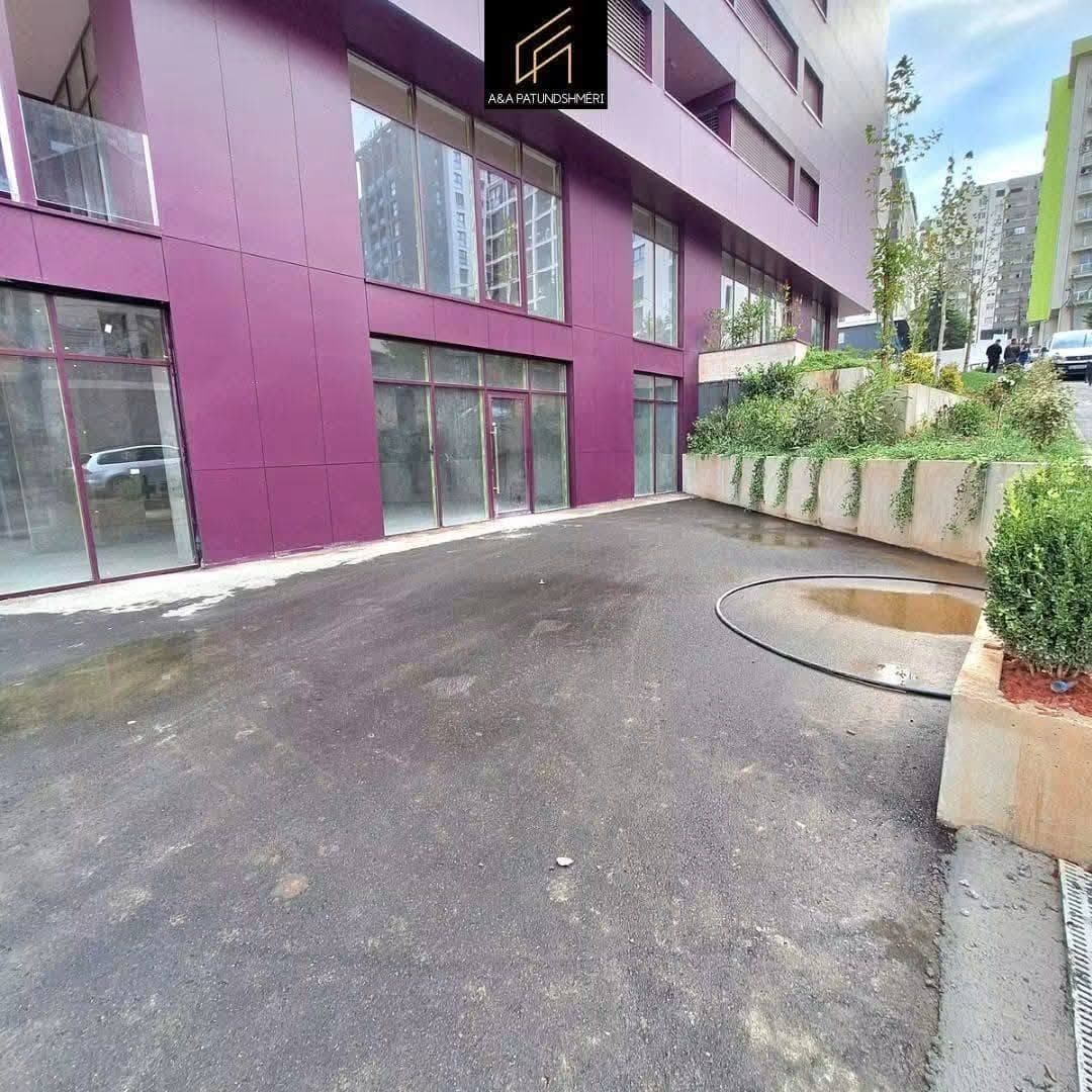 Lëshohet me qira lokali me sipërfaqe 455 m² te Kulla Rozë 1