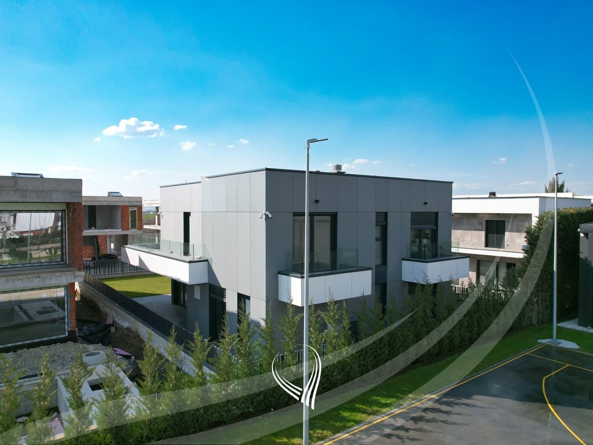 Shtëpi me 4 dhoma gjumi në shitje në Preoc – afër lagjes Marigona Residence 4