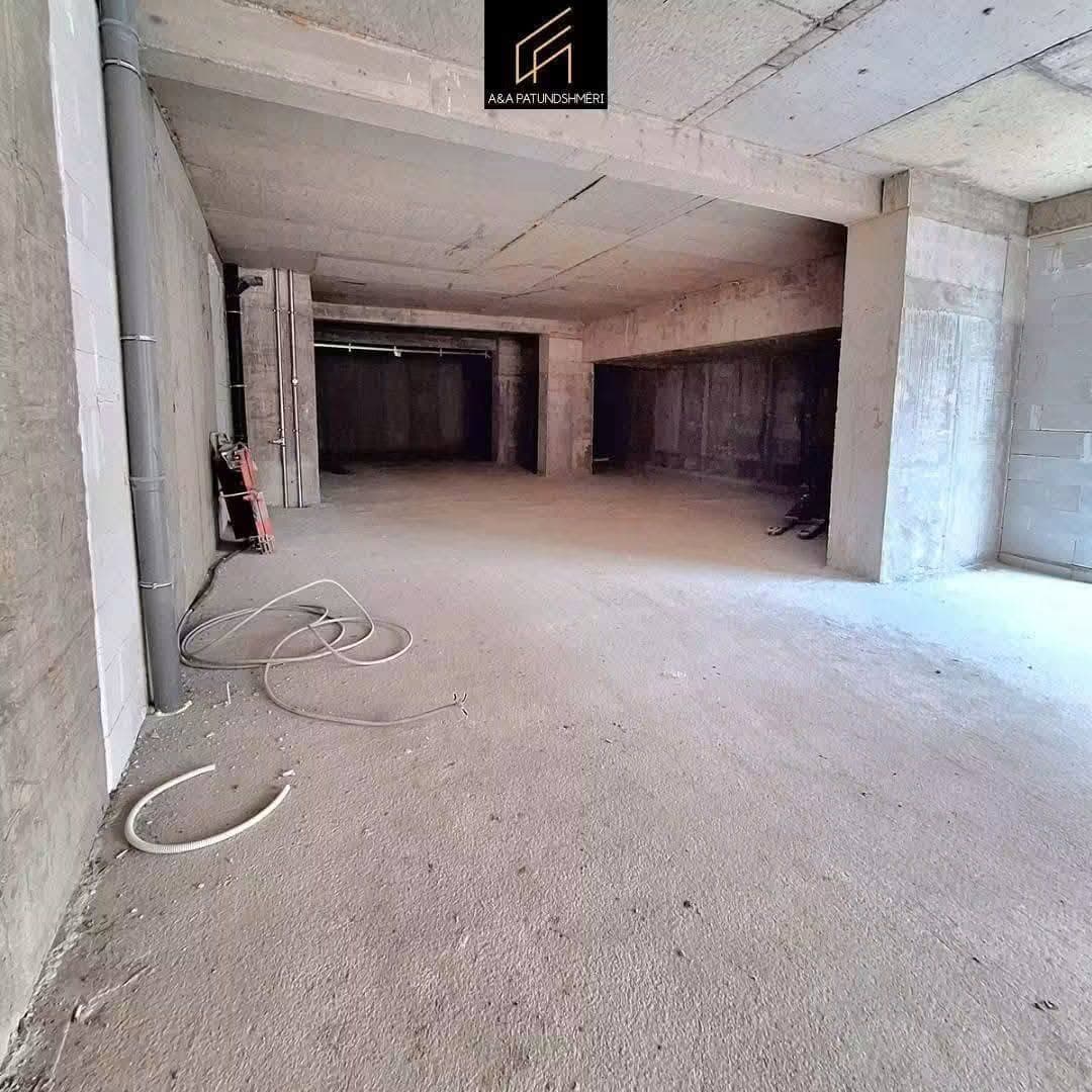 Lëshohet me qira lokali me sipërfaqe 455 m² te Kulla Rozë 4