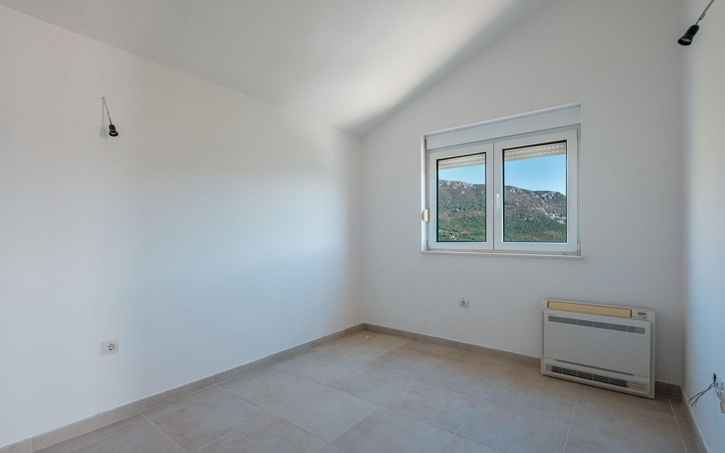 184 m² Penthouse with Panoramic Sea Views in Podi 20