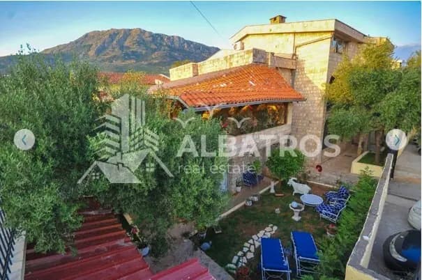Furnished Three-Story House with Restaurant near Veliki Pijesak 10