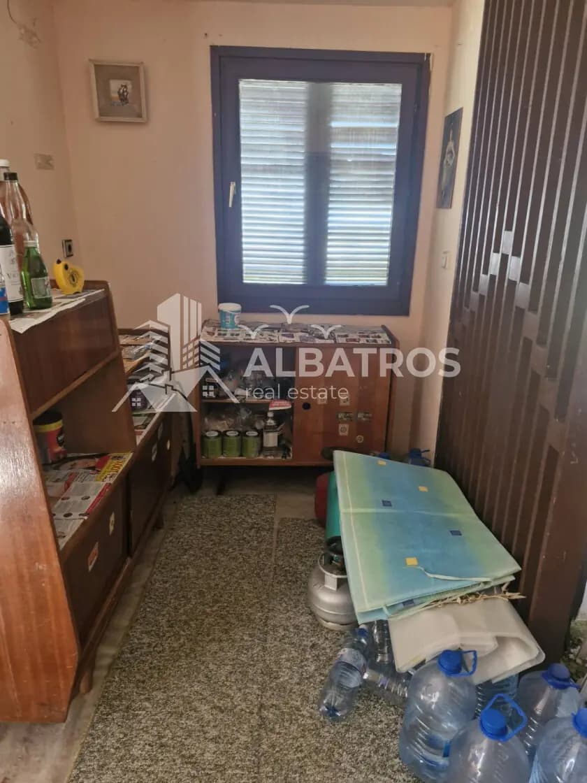 201 m² Plot with Demolition-Ready House in Utjeha, Bar 3