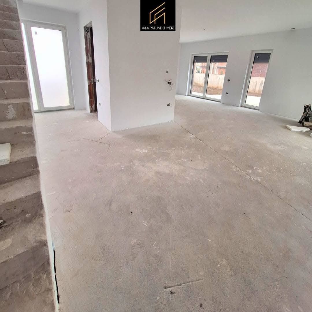 Spacious 261 m² single-bedroom house for sale in Prishtina 7