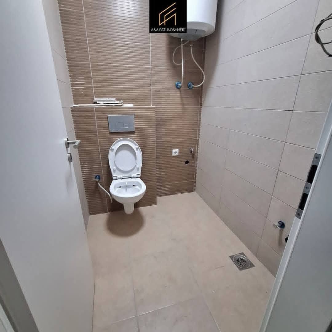 Versatile 216 m² Commercial Space with 7 Rooms for Rent in Prishtina 10