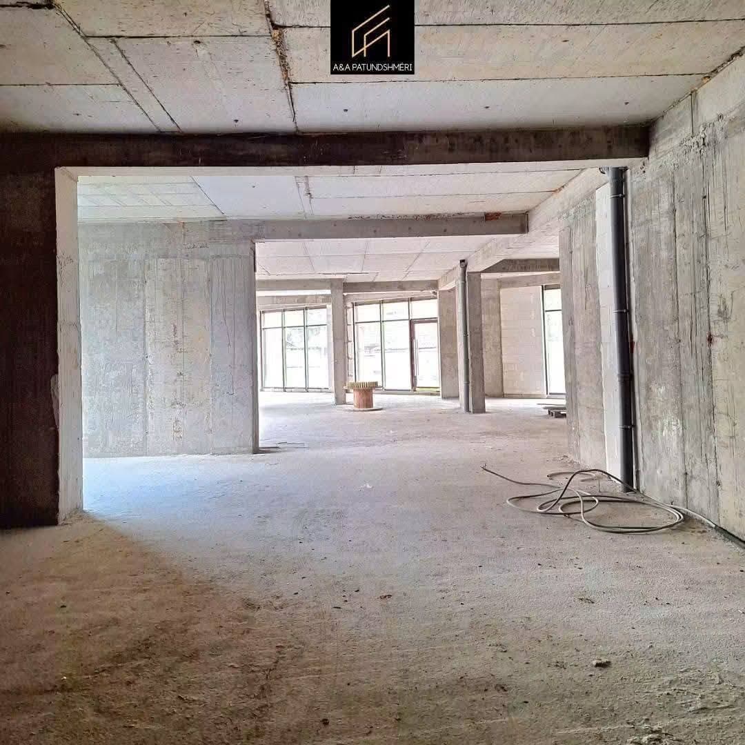 Lëshohet me qira lokali me sipërfaqe 455 m² te Kulla Rozë 2