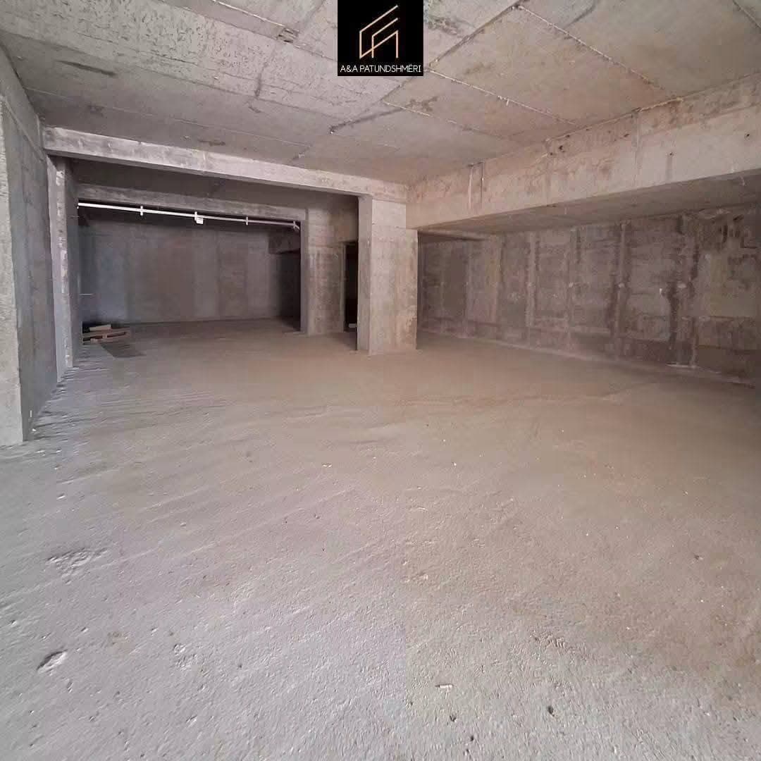Lëshohet me qira lokali me sipërfaqe 455 m² te Kulla Rozë 3