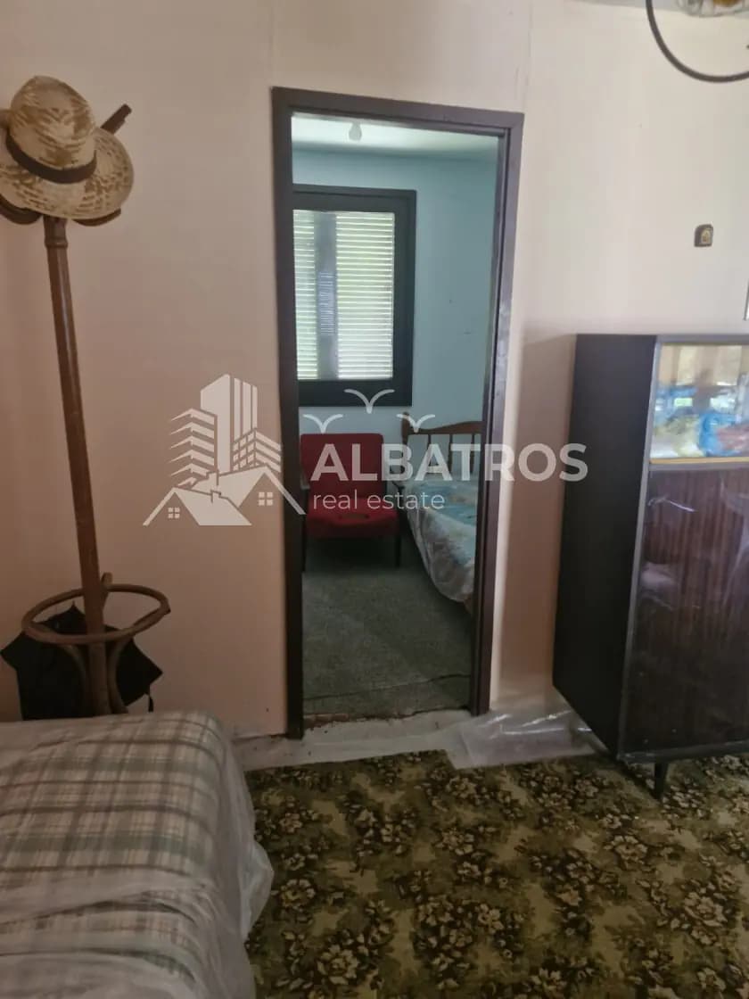 201 m² Plot with Demolition-Ready House in Utjeha, Bar 5
