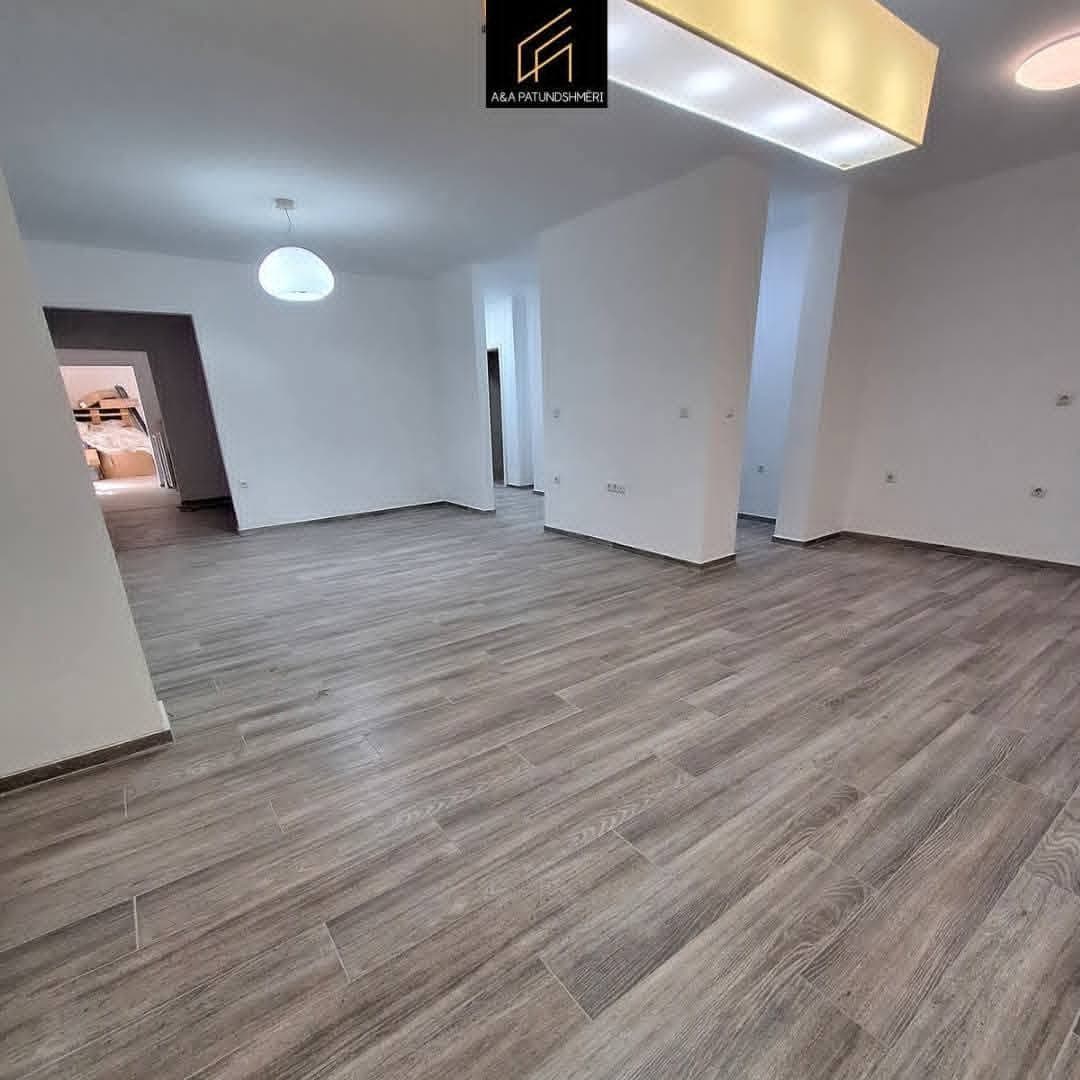 Versatile 216 m² Commercial Space with 7 Rooms for Rent in Prishtina 2