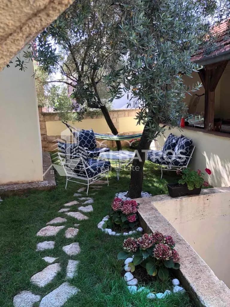 Furnished Three-Story House with Restaurant near Veliki Pijesak 8