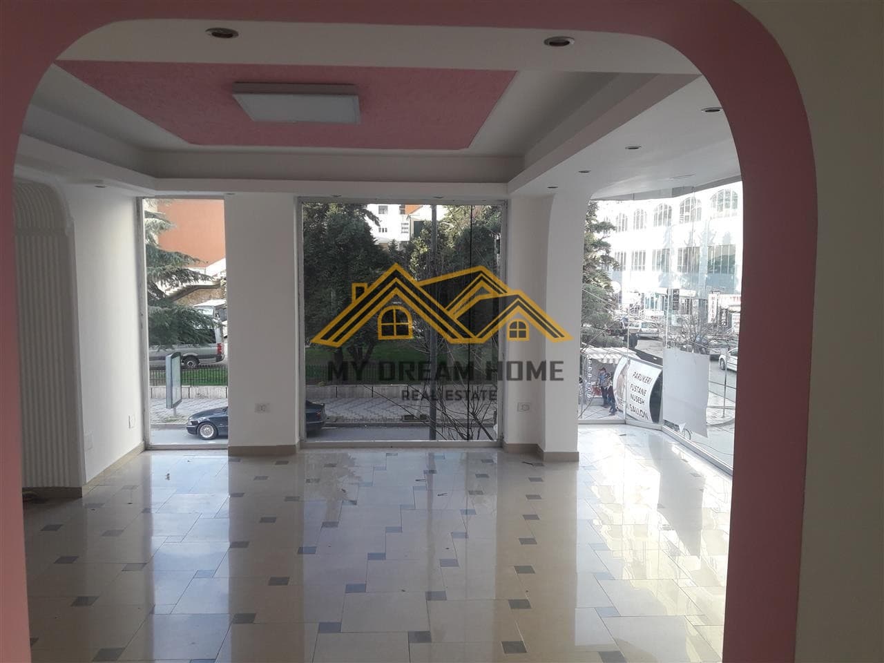 Jepet me Qira, Ambient Biznesi, Tek Pallatit Sportit Durres 5