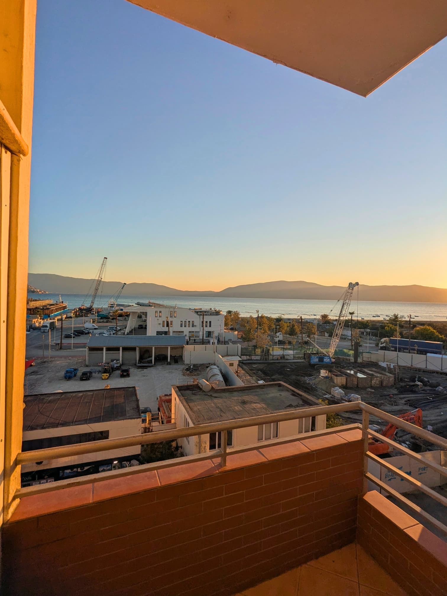 Jepet Me Qera Apartament 2+1+3 Ballkone Ne Lungomare Vlore 2