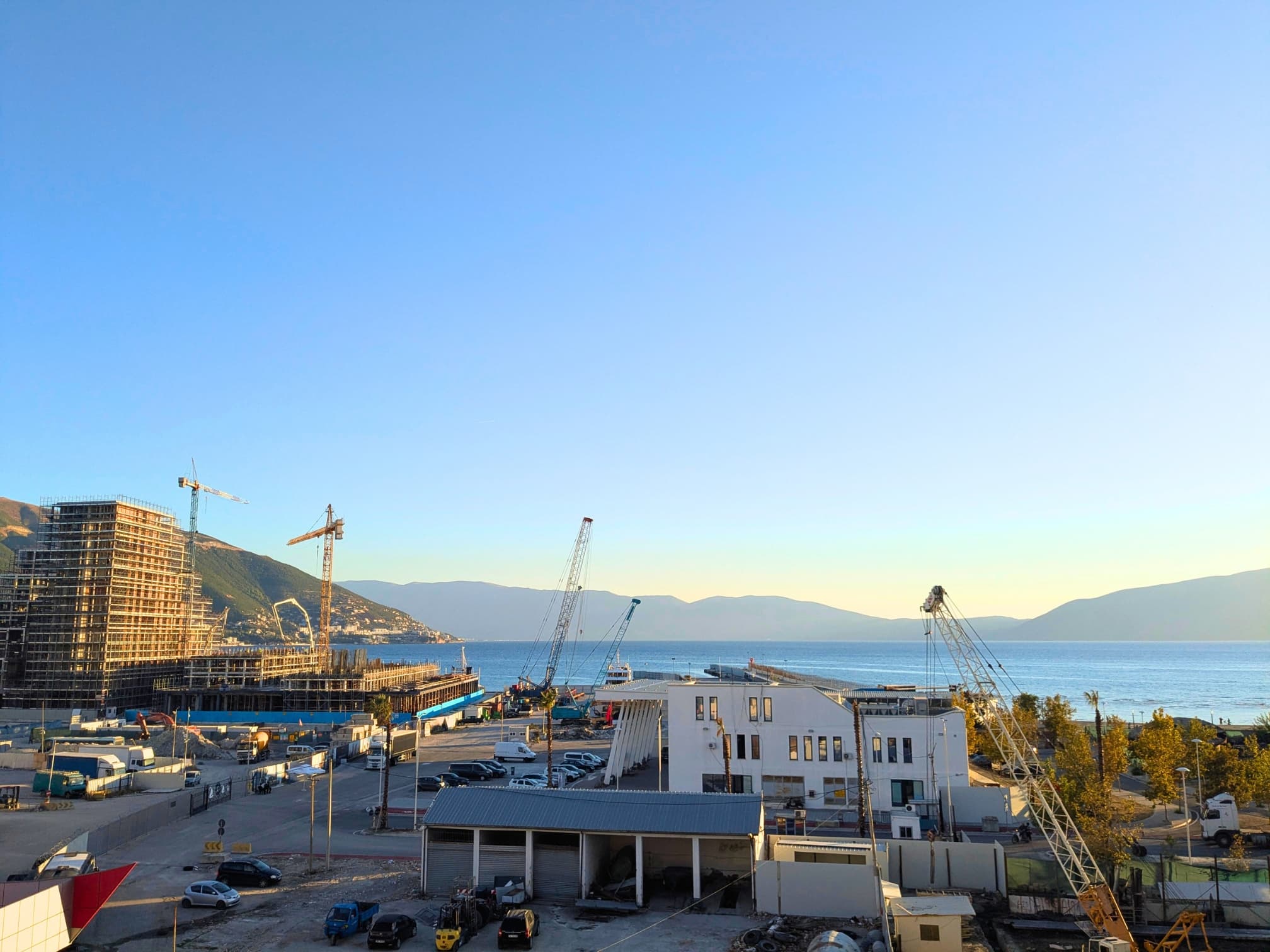 Jepet Me Qera Apartament 2+1+3 Ballkone Ne Lungomare Vlore 1