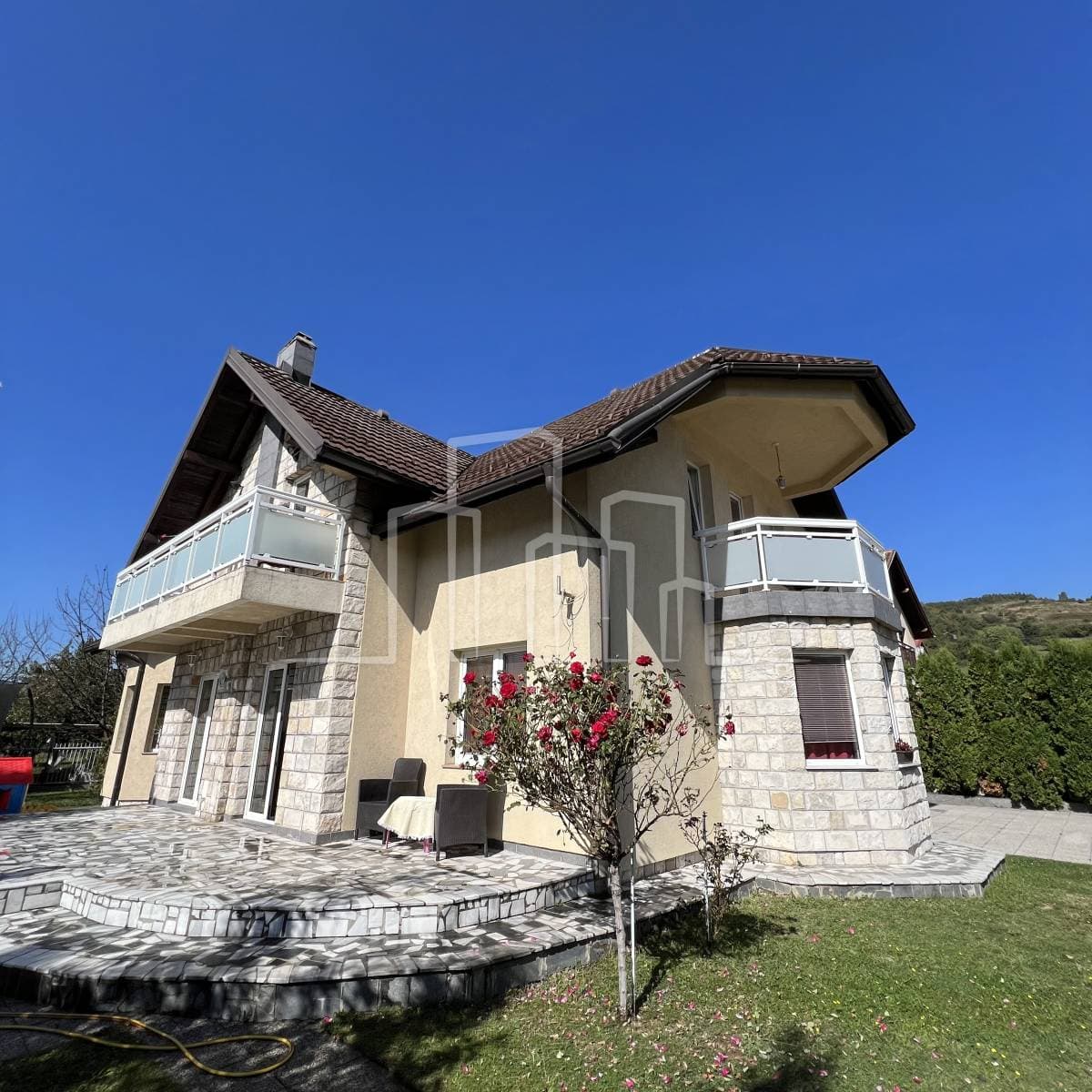 Shtëpi e gjerë 750 m² me 4 dhoma gjumi në Sarajevë 1