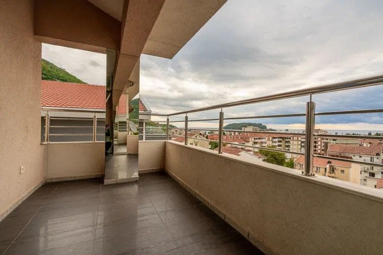 Dvosoban dupleks stan sa pogledom na more u Budvi 98 м2 11