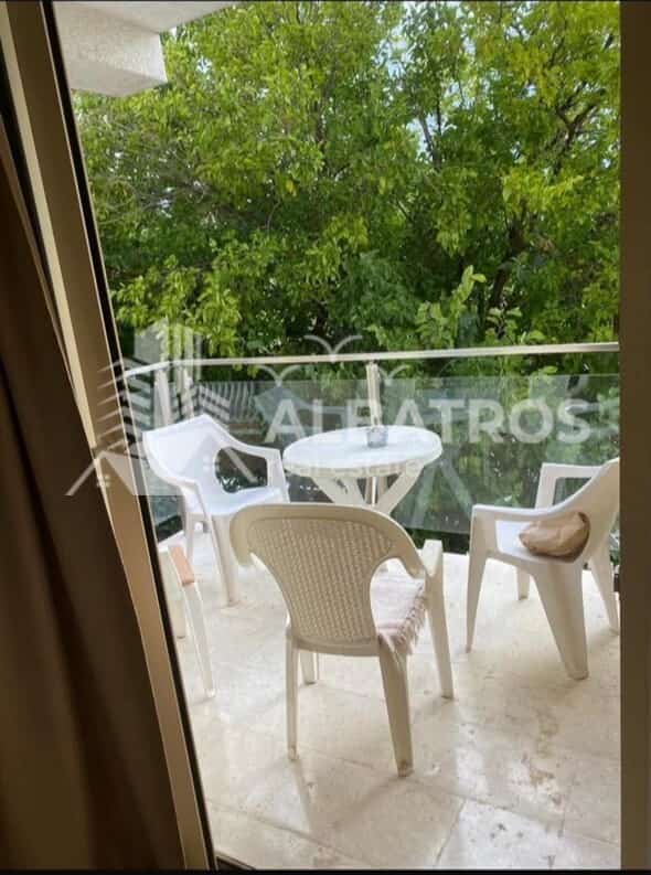 Apartament i mobiluar me një dhomë gjumi dhe tarracë nga jugu në Šušanj