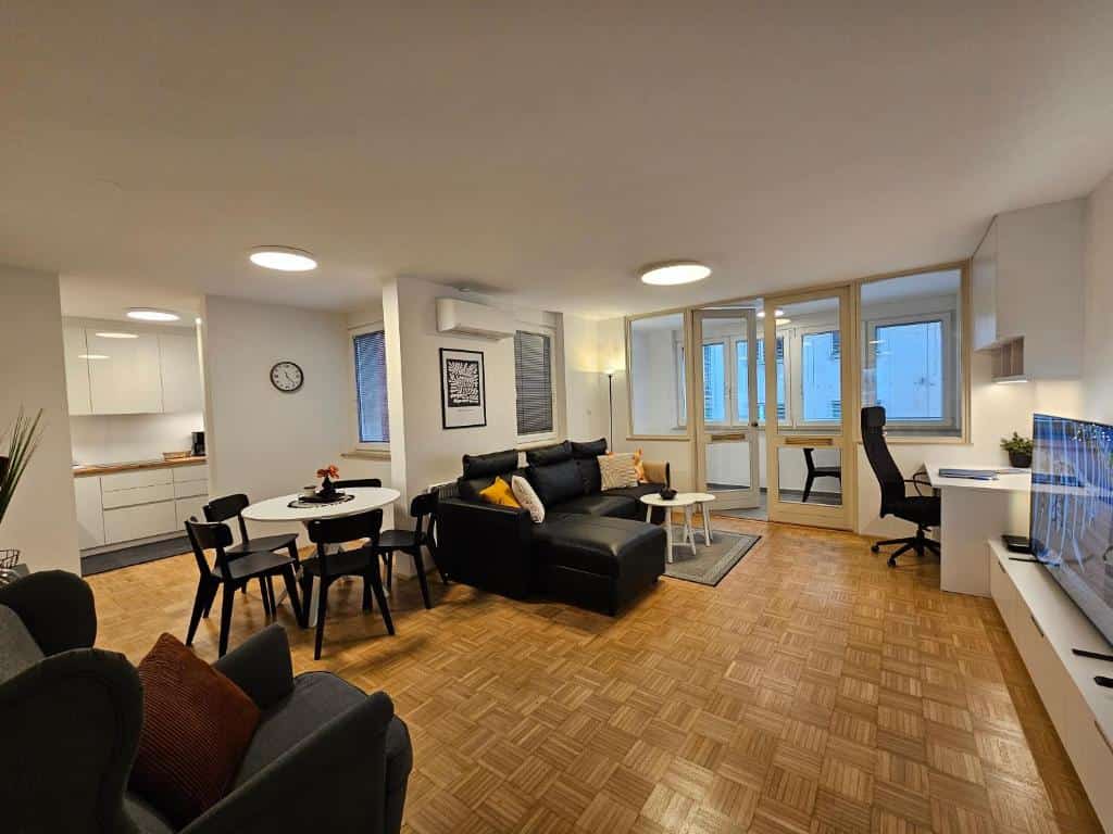 Apartament i rinovuar me 3,5 dhoma dhe parkim në qendër të Ljubljanës