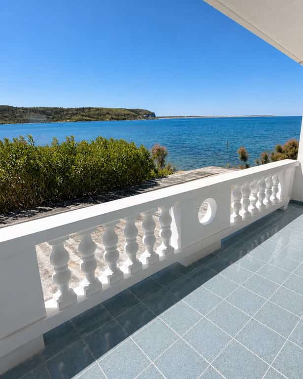 Seafront Apartment Complex with 16 Units in Rtina