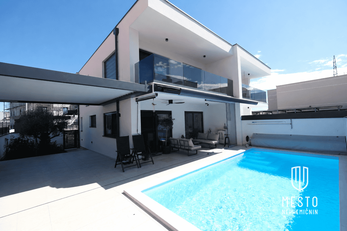 Furnished Semi-Detached House With Heated Pool In Umag