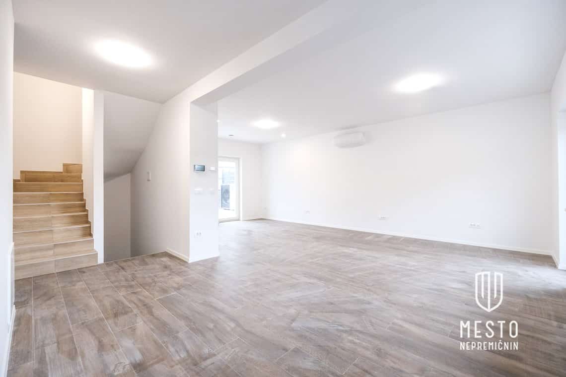 New-Build Terraced House With Garden In Škofljica
