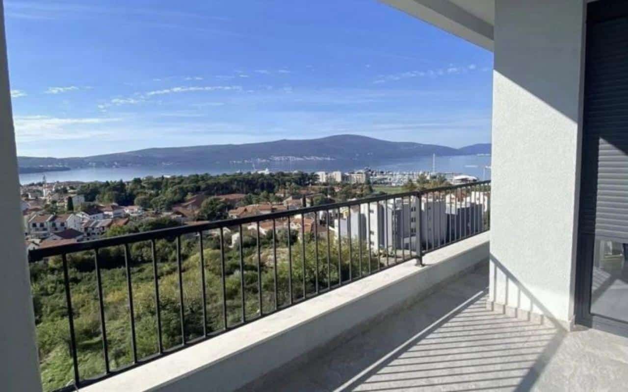 Apartament i mobiluar me 2 dhoma gjumi dhe pamje nga deti në Tivat